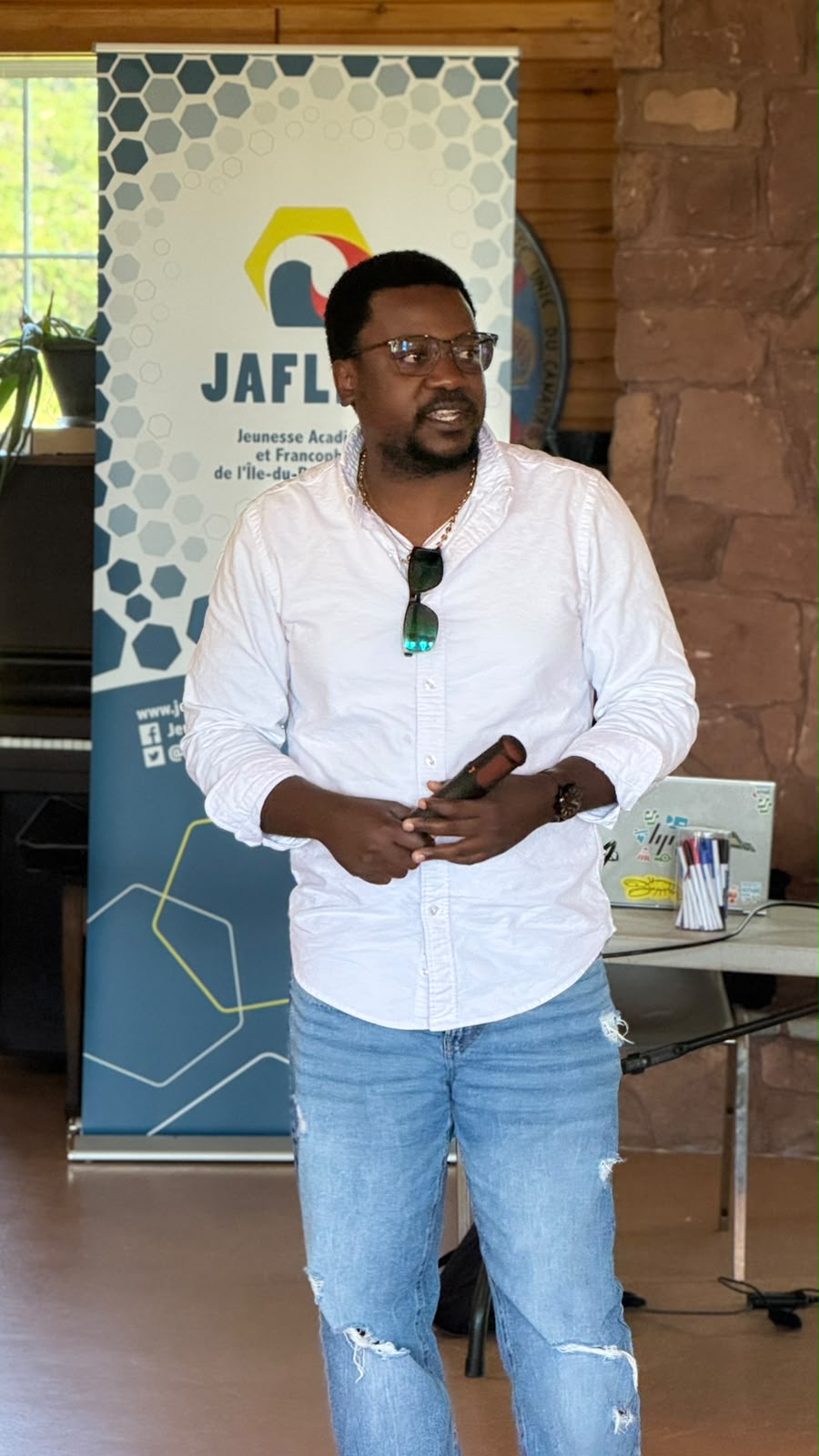 Audrick Mofor prenant la parole lors d’une rencontre de JAFLIPE